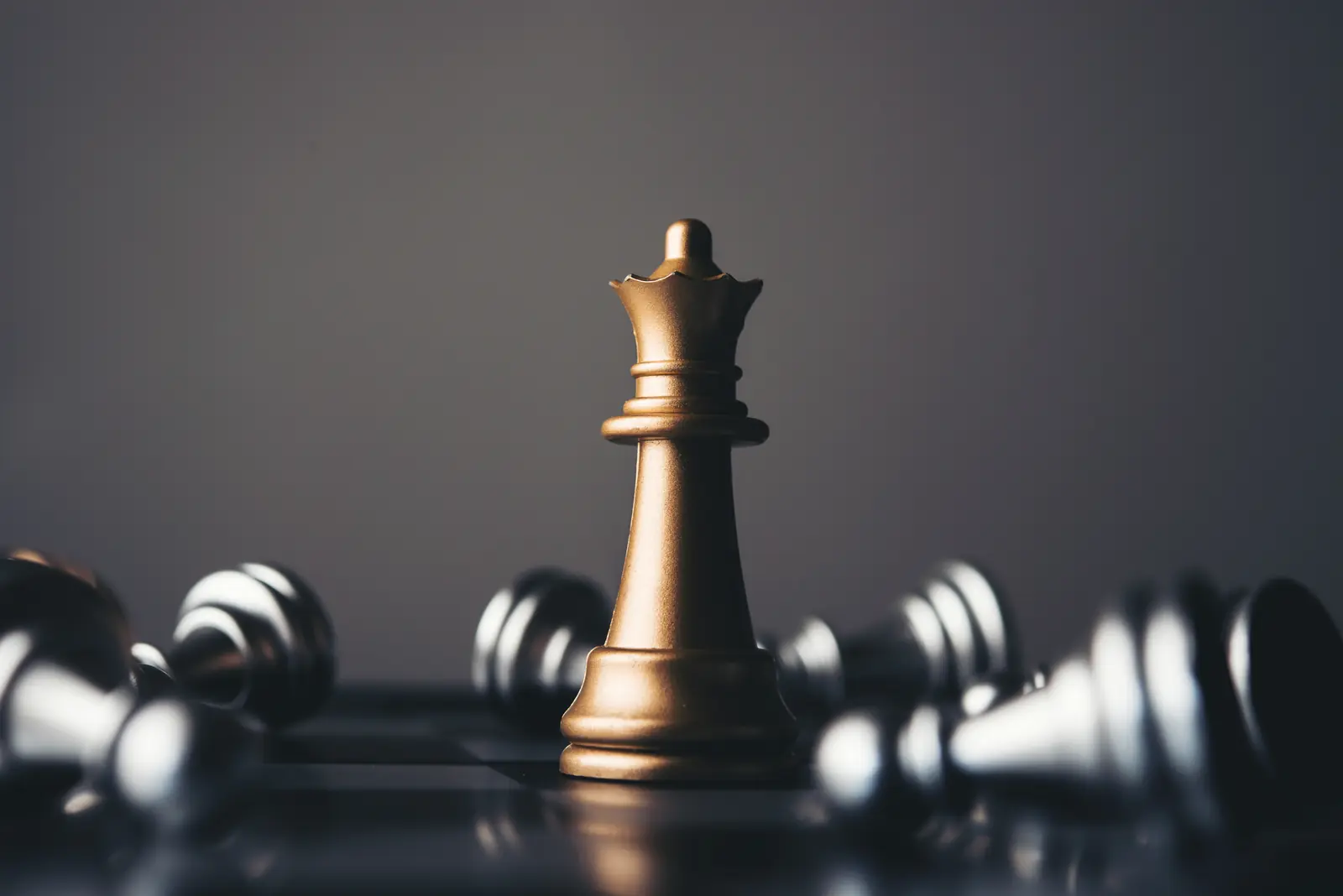 Schachfiguren als Symbol für strategische arbeitsrechtliche Beratung